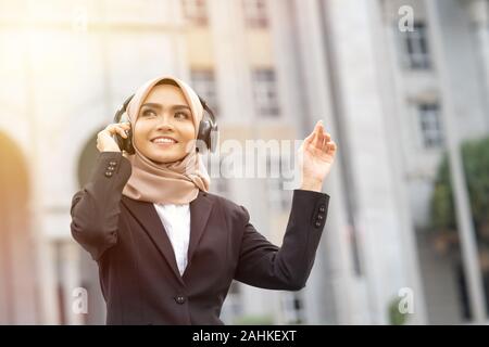 Hijab businesswoman porter casque avec concept d'entreprise. Banque D'Images