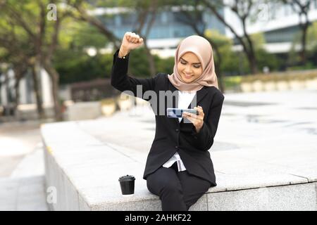 Businesswoman siéger à office d'escalier. Banque D'Images