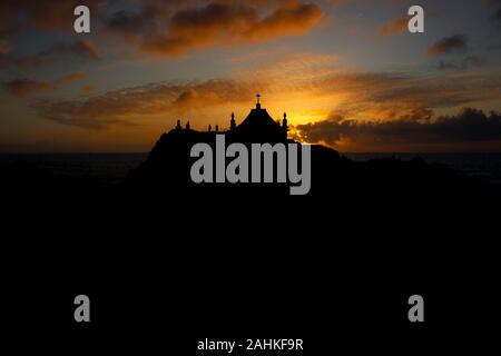 Chapelle avec silhouette de personnes au coucher du soleil. Contre-jour. Leça Da Palmeira, Porto, Portugal. Banque D'Images