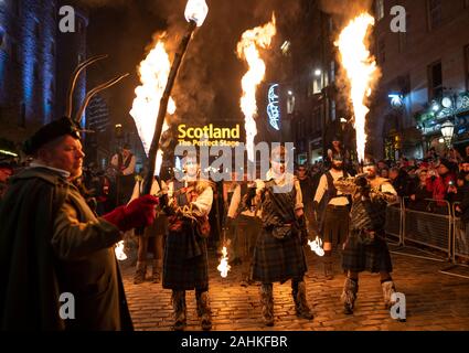 Edinburgh, Ecosse, Royaume-Uni. 30 Dec 2019. EdinburghÕs célèbre célébrations Hogmanay obtenez en cours avec la Procession aux flambeaux le long de l'historique Royal Mile dans EdinburghÕs Vieille Ville et se terminant à Holyrood Park. La procession était conduite par le Celtic Fire Theatre company, PyroCeltica et le signe avant-coureur de l'équipe du tambour. Iain Masterton/Alamy Live News Banque D'Images