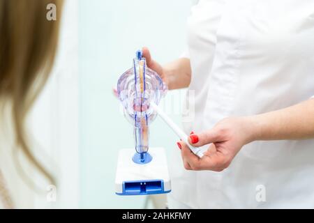 Médecin gynécologue consulting patient à l'aide de l'anatomie de l'utérus model Banque D'Images