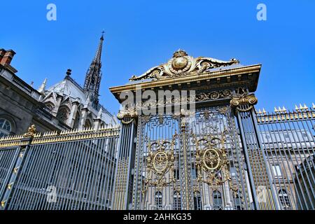 Doré orné de la porte de Paris Palais de justice avec le clocher de la Sainte-Chapelle dans l'arrière-plan Banque D'Images