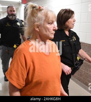 Racine, Wisconsin, USA. Dec 30, 2019. LINDA LAROCHE, 64 ans, fait sa première apparition en vidéo de la Cour de circuit du comté de Racine à Racine, Wisconsin Lundi 30 décembre 2019. Bond était fixé à 500 000 $. LaRoche, anciennement de l'Illinois et maintenant en Floride, a été accusé d'homicide volontaire au premier degré et de cacher un cadavre dans l'assassinat de 1999 Peggy Lynn qui était un Johnson-Schroeder Jane Doe non identifiés jusqu'en novembre 2019, peu avant que LaRoche a été facturée. Johnson-Schroeder, dont le corps a été retrouvé abandonné le long d'une route rurale du comté de racine en juillet 1999, a eu des difficultés d'apprentissage et déplacé en w Banque D'Images