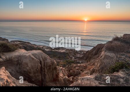 Vue à couper le souffle dans la ligne de falaises de grès robuste de rasoir au coucher du soleil, des membres de la réserve nationale de Torrey Pines, La Jolla, Californie Banque D'Images