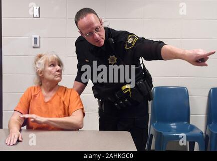 Racine, Wisconsin, USA. Dec 30, 2019. LINDA LAROCHE, 64 ans, fait sa première apparition en vidéo de la Cour de circuit du comté de Racine à Racine, Wisconsin Lundi 30 décembre 2019. Bond était fixé à 500 000 $. LaRoche, anciennement de l'Illinois et maintenant en Floride, a été accusé d'homicide volontaire au premier degré et de cacher un cadavre dans l'assassinat de 1999 Peggy Lynn qui était un Johnson-Schroeder Jane Doe non identifiés jusqu'en novembre 2019, peu avant que LaRoche a été facturée. Johnson-Schroeder, dont le corps a été retrouvé abandonné le long d'une route rurale du comté de racine en juillet 1999, a eu des difficultés d'apprentissage et déplacé en w Banque D'Images