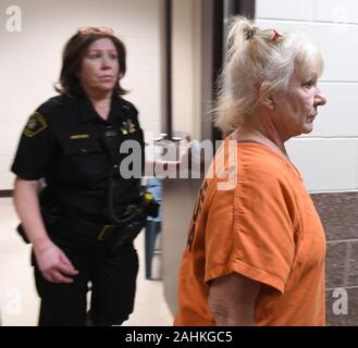 Racine, Wisconsin, USA. Dec 30, 2019. LINDA LAROCHE, 64 ans, fait sa première apparition en vidéo de la Cour de circuit du comté de Racine à Racine, Wisconsin Lundi 30 décembre 2019. Bond était fixé à 500 000 $. LaRoche, anciennement de l'Illinois et maintenant en Floride, a été accusé d'homicide volontaire au premier degré et de cacher un cadavre dans l'assassinat de 1999 Peggy Lynn qui était un Johnson-Schroeder Jane Doe non identifiés jusqu'en novembre 2019, peu avant que LaRoche a été facturée. Johnson-Schroeder, dont le corps a été retrouvé abandonné le long d'une route rurale du comté de racine en juillet 1999, a eu des difficultés d'apprentissage et déplacé en w Banque D'Images