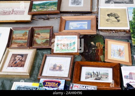 Wroclaw, Pologne - 01.12.2019 : beaucoup d'aquarelles en vente sur le marché aux puces, swap meet à Wroclaw, Pologne. Banque D'Images