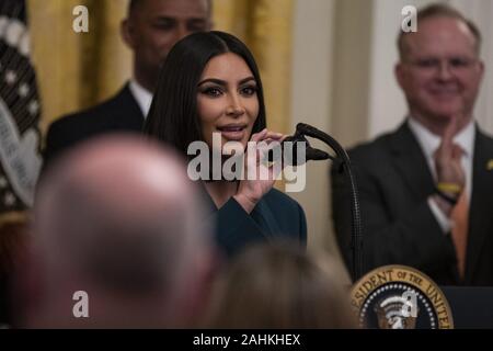 Washington, District de Columbia, Etats-Unis. 13 Juin, 2019. Kim Kardashian parle de l'Ouest lors d'un événement à propos de deuxième chance d'embauche dans l'East Room de la Maison Blanche à Washington, DC Le 13 juin 2019. Le Président américain Donald Trump a également pris la parole au cours de l'événement, axé sur la fourniture de possibilités de réussite d'une réforme les détenus après leur sortie de prison. Crédit : Alex Edelman/ZUMA/Alamy Fil Live News Banque D'Images