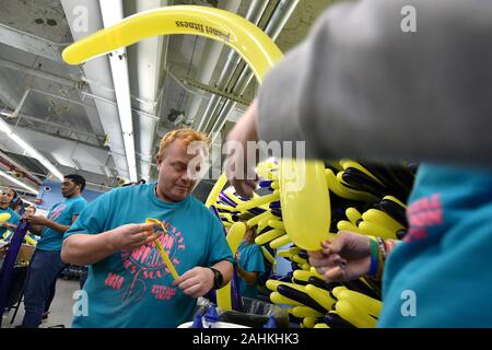 Les membres de la nouvelle année l'équipe du ballonnet préparer des ballons pour être remis à la foule rassemblée qui participera à la célébration du Nouvel An à Times Square à New York, NY, le 30 décembre 2019. (Anthony Behar/Sipa USA) Banque D'Images