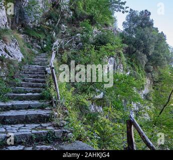 Marches de pierre près de Pogerola sur le chemin de randonnée dans la région de Valle delle Ferriere, Campanie, Italie Banque D'Images