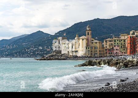 Riviera italienne de plage multicolores paysage du village de Camogli Ligurie - Gênes province Banque D'Images