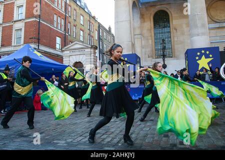 Membres de Glenbrook North High School Spartan Marching Band prendre part au cours de l'aperçu de la 32e Parade du Nouvel An à Londres dans le centre de Londres.Au cours de cette année, la performance sur 1 Janvier 2020 plus de 10 000 artistes prendront part à la World's Greatest Street show spectaculaire, avec l'audience de plus de 500 000 de la rue et de l'audience TV, qui a atteint plus de 300 millions de dollars en 2019. Banque D'Images