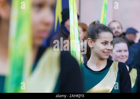 Membres de Glenbrook North High School Spartan Marching Band prendre part au cours de l'aperçu de la 32e Parade du Nouvel An à Londres dans le centre de Londres.Au cours de cette année, la performance sur 1 Janvier 2020 plus de 10 000 artistes prendront part à la World's Greatest Street show spectaculaire, avec l'audience de plus de 500 000 de la rue et de l'audience TV, qui a atteint plus de 300 millions de dollars en 2019. Banque D'Images