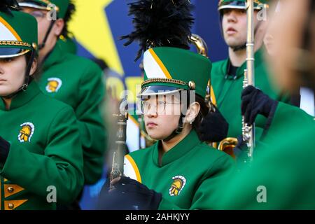 Membres de Glenbrook North High School Spartan Marching Band prendre part au cours de l'aperçu de la 32e Parade du Nouvel An à Londres dans le centre de Londres.Au cours de cette année, la performance sur 1 Janvier 2020 plus de 10 000 artistes prendront part à la World's Greatest Street show spectaculaire, avec l'audience de plus de 500 000 de la rue et de l'audience TV, qui a atteint plus de 300 millions de dollars en 2019. Banque D'Images