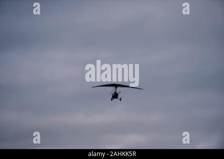 Personne voyageant loin dans l'horizon sur un petit avion ulm monoplace comme un hobby ou un sport dans l'air Banque D'Images