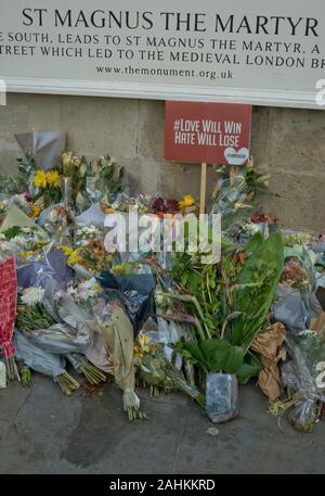 Des fleurs au monument commémoratif en gare pour les victimes de l'attaque terroriste de couteau près de London Bridge en novembre 2019. Londres, Angleterre, Royaume-Uni Banque D'Images