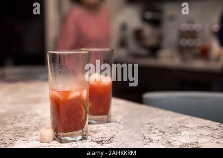 Deux verres césar sur un comptoir de cuisine. Banque D'Images