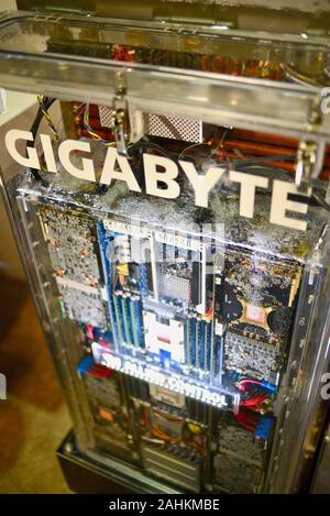 Go two-phase liquide d'immersion (3M) refroidissement liquide Novec entièrement submergé le centre de données de type serveur/ordinateur au CES, Las Vegas, NV, USA. Banque D'Images