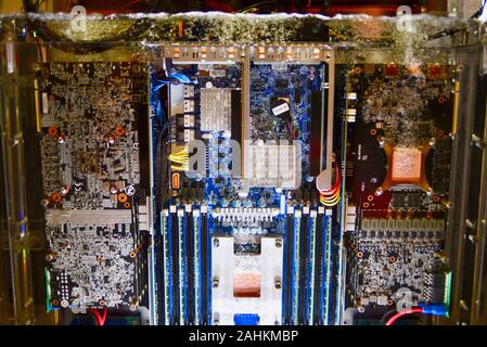 Go two-phase liquide d'immersion (3M) refroidissement liquide Novec entièrement submergé le centre de données de type serveur/ordinateur au CES, Las Vegas, NV, USA. Banque D'Images