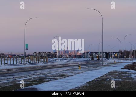 Un paysage urbain au crépuscule avec la chaleur du soleil qui se reflète sur des fenêtres. Banque D'Images
