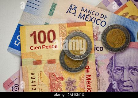 De nombreux projets de pesos mexicains répartis au hasard sur une surface plane Banque D'Images