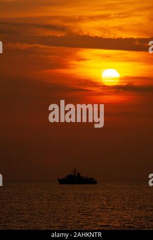 Coucher du soleil de la Méditerranée et du grec, la marine hellénique classe Hunt Kallisto SH Banque D'Images