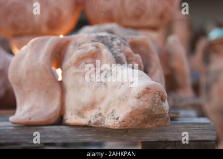 Pup handmade orange et brun terracotta représentation d'un chien ou le Braque hongrois bracco chiot ou un meilleur ami de l'homme aux cheveux courts et long e Banque D'Images