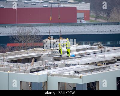 Builders avec grue à étages de construction maison. Hiver ou automne fond. Les travailleurs des constructeurs avec grue sur un appartement maison. Sous ciel bleu du concept d'entreprise. Banque D'Images