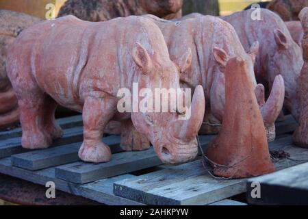 Représentation artistique en terre cuite ou en céramique ou en terre cuite d'une forêt d'un animal ou deux spécimens de rhinocéros à hauteur naturelle dans un atelier artisanal Banque D'Images