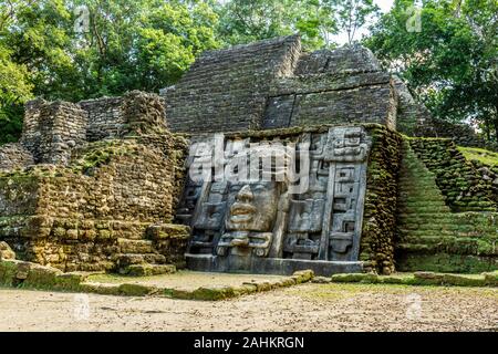 Réserve archéologique Lamanai au Belize mayan Temple mât jungle Banque D'Images