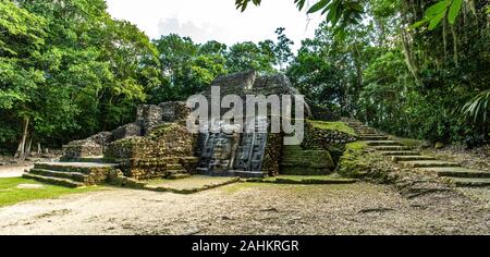 Réserve archéologique Lamanai au Belize mayan Temple mât jungle Banque D'Images