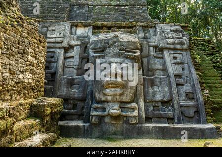 Réserve archéologique Lamanai au Belize mayan Temple mât jungle Banque D'Images