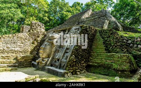 Réserve archéologique Lamanai au Belize mayan Temple mât jungle Banque D'Images