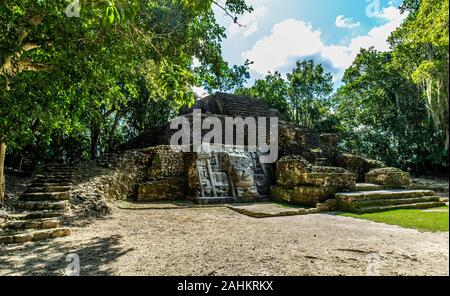 Réserve archéologique Lamanai au Belize mayan Temple mât jungle Banque D'Images