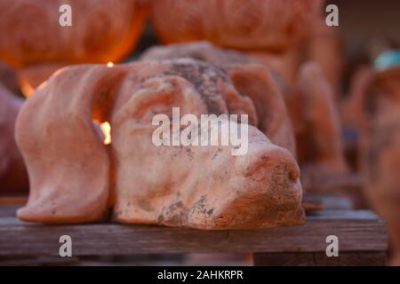 Pup handmade orange et brun terracotta représentation d'un chien ou le Braque hongrois bracco chiot ou un meilleur ami de l'homme aux cheveux courts et long e Banque D'Images