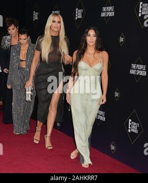 Kris Jenner, Kourtney Kardashian, Khloe ? Kardashian et Kim Kardashian 039 assiste à la 2019 E ! People's Choice Awards au Barker Hangar sur 10 Novembre 2019 à Santa Monica, Californie Banque D'Images