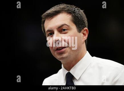 Davenport, Iowa, États-Unis. Dec 30, 2019. 2020 le candidat démocrate à South Bend, Indiana Maire Pete Buttigieg parle aux membres de l'Quad-City Times Editorial Board Lundi, 30 Décembre, 2019. Crédit : Kevin E. Schmidt/Qctime@Kschmidt Quad-City Times/ZUMA/wire/Alamy Live News Banque D'Images