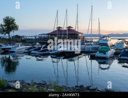 La scène du crépuscule du lac Champlain s'amarre à Burlington Vermont avec des bateaux amarrés en premier plan près du Centre de Burlington. Banque D'Images