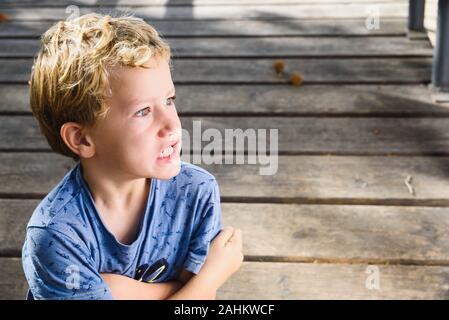 Portrait de 6 ans avec l'expression sur son visage en colère et surprise. Banque D'Images