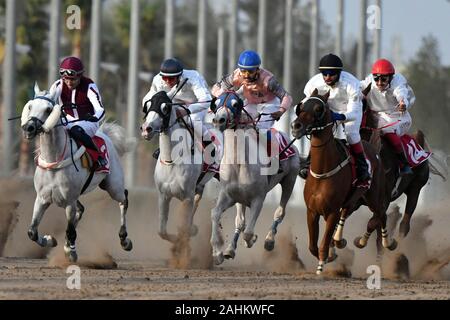 Gouvernorat, le Koweït. Dec 30, 2019. Les jockeys et leurs chevaux en compétition dans une course de chevaux au Club koweïtien dans le gouvernorat de Moubarak Al-Kabeer, Koweït, 30 décembre 2019. (Photo de Ghazy Qaffaf/Xinhua) Credit : Xinhua/Alamy Live News Banque D'Images