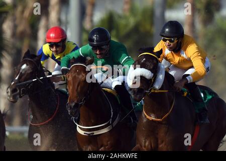 Gouvernorat, le Koweït. Dec 30, 2019. Les jockeys et leurs chevaux en compétition dans une course de chevaux au Club koweïtien dans le gouvernorat de Moubarak Al-Kabeer, Koweït, 30 décembre 2019. (Photo de Ghazy Qaffaf/Xinhua) Credit : Xinhua/Alamy Live News Banque D'Images