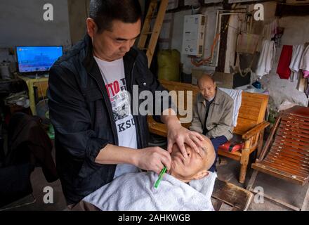 Un salon de coiffure qui travaillent dans l'ancienne ville Pingle, Sichuan, Chine Banque D'Images