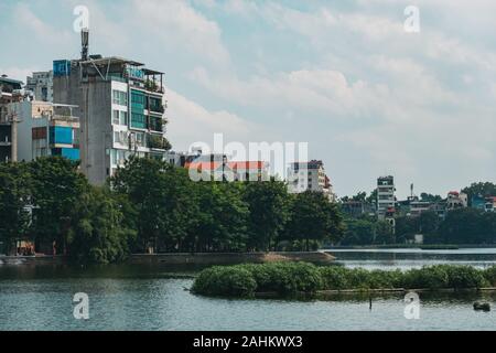 Un bloc d'appartement sur la rive du lac Tây Hồ, Hanoi, Vietnam Banque D'Images