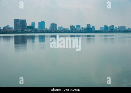 Bâtiments résidentiels haut de gamme visible au lac Tây Hồ à Hanoi, Vietnam Banque D'Images