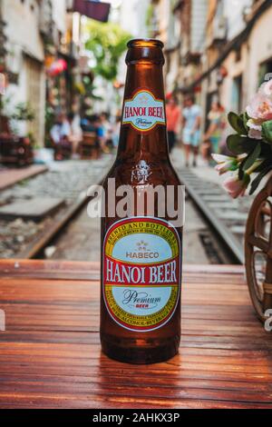 Une bouteille de bière de Hanoi sur une table au milieu de la voie ferrée à l'extérieur d'un café dans le fameux train Hanoi Street, ONG 224 Le Duan, dans le Vieux Quartier Banque D'Images