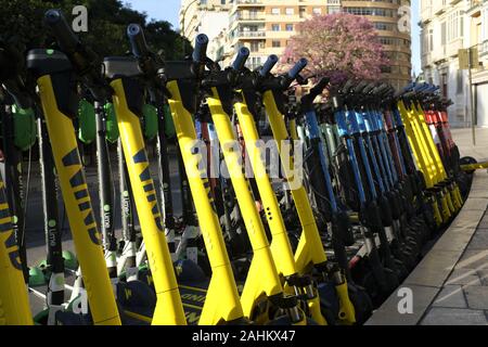 Scooters électriques multiples à Malaga, Espagne Banque D'Images