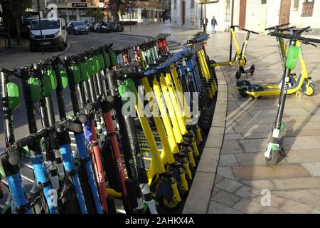 Scooters électriques multiples à Malaga, Espagne Banque D'Images