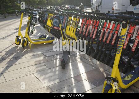 Scooters électriques multiples à Malaga, Espagne Banque D'Images