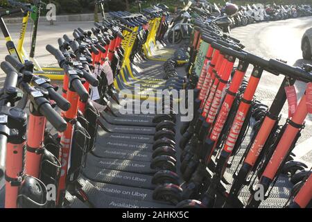 Scooters électriques multiples à Malaga, Espagne Banque D'Images