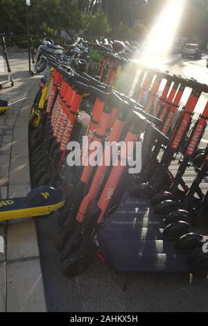 Scooters électriques multiples à Malaga, Espagne Banque D'Images